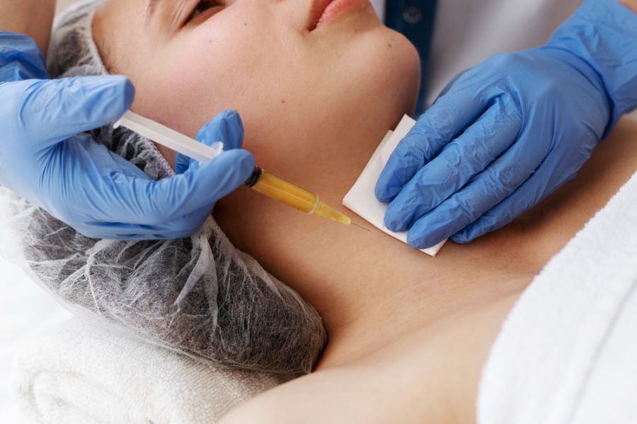 woman reieving a neck hydration booster injection