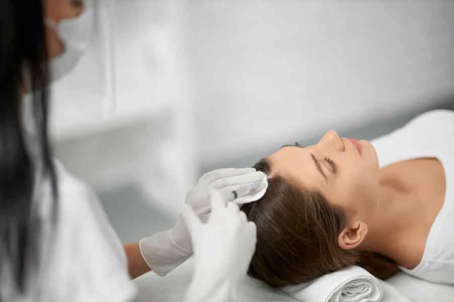 woman recieving a hydration booster in her forehead